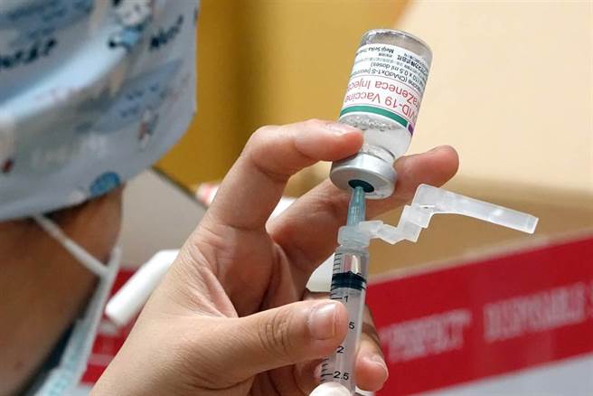 医护人员抽取AZ（AstraZeneca）疫苗。（黄世麒摄）
