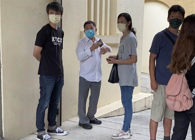 林姓夫妻的家屬獲通知協助檢警相驗，表情難掩哀淒。（王揚傑翻攝）