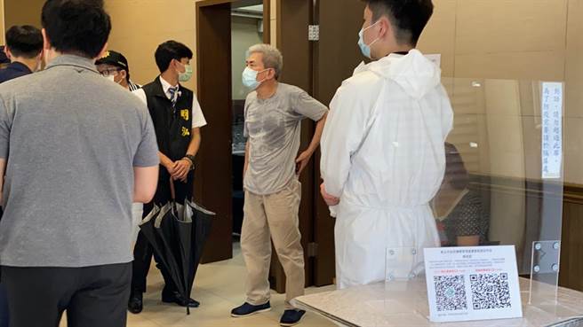 檢警通知車行楊姓老闆到場釐清案情。（王揚傑翻攝）