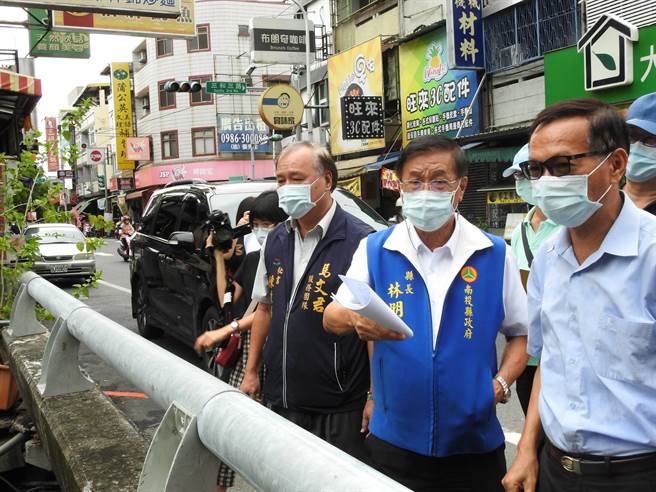 南投县长林明溱（右二），22日勘查南投市三和大排。（南投县政府提供／廖志晃南投传真）
