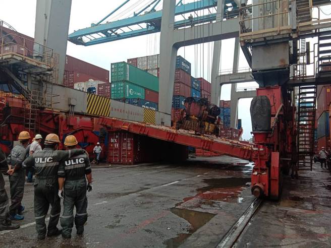 基隆港东8码头舱盖板掉落压毁40呎货柜。（翻摄照片／陈彩玲基隆传真）