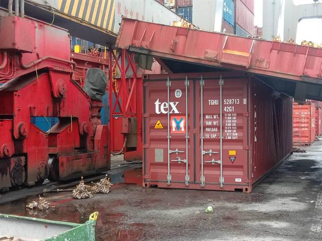 基隆港东8码头舱盖板掉落压毁40呎货柜。（翻摄照片／陈彩玲基隆传真）