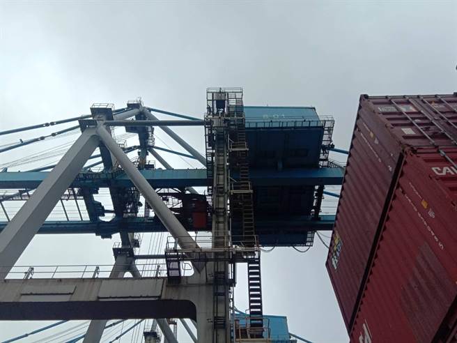 基隆港东8码头舱盖板掉落压毁40呎货柜。（翻摄照片／陈彩玲基隆传真）