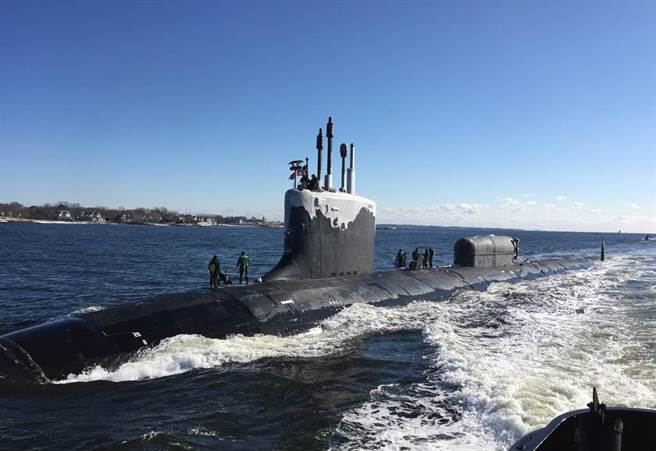 維吉尼亞級核動力攻擊潛艦「北達科他」號（USS North Dakota，SSN 784）2019年1月31日穿越泰晤士河（Thames River）的畫面。（美國海軍）