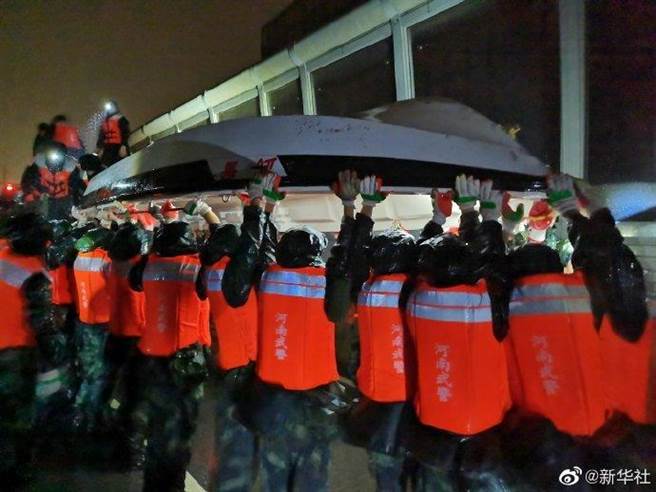 河南多地持续遭遇强降雨，防汛形势十分严峻。解放军和武警部队闻「汛」而动，当地驻军数千名官兵立即展开抢险救援。（新华社）