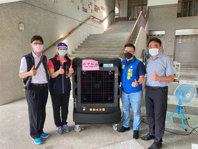 市議員黃健豪22日結合民間企業贊助，提供北屯區各快打站放置大型水冷扇，讓市民及第一線工作人員能夠順利完成疫苗接種的任務。（市議員黃健豪提供）