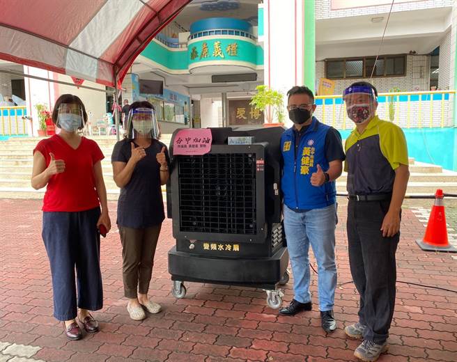 市議員黃健豪22日結合民間企業贊助，提供北屯區各快打站放置大型水冷扇，讓市民及第一線工作人員能夠順利完成疫苗接種的任務。（市議員黃健豪提供）