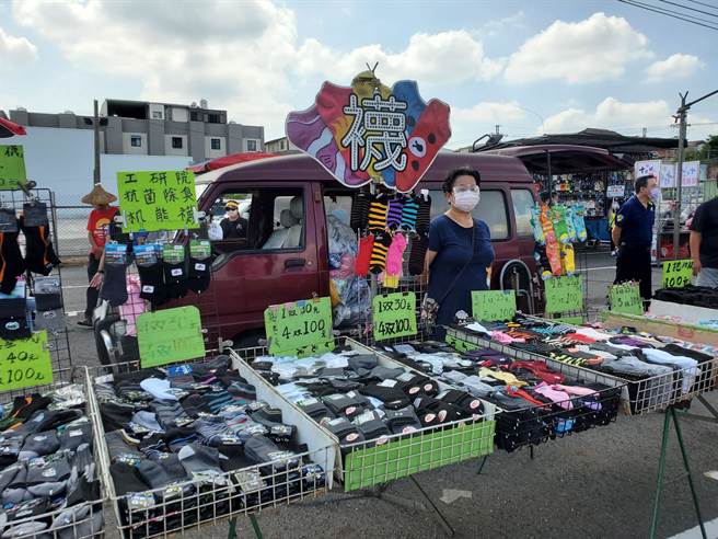 夜市、市场等人潮聚集场所仍须管制人流。（周丽兰摄）