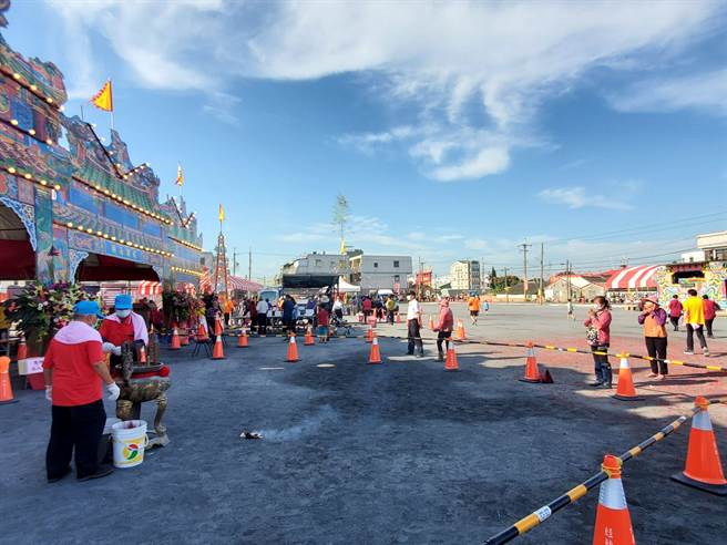 云林县政府考量民眾需要宗教信仰抚慰心灵，开放民眾进入宗教场所参拜和礼拜，室内不得超过100人，室外庙埕500人以下，仍须保持安全社交距离，大型宗教活动如遶境遵循中央指示。（周丽兰摄）