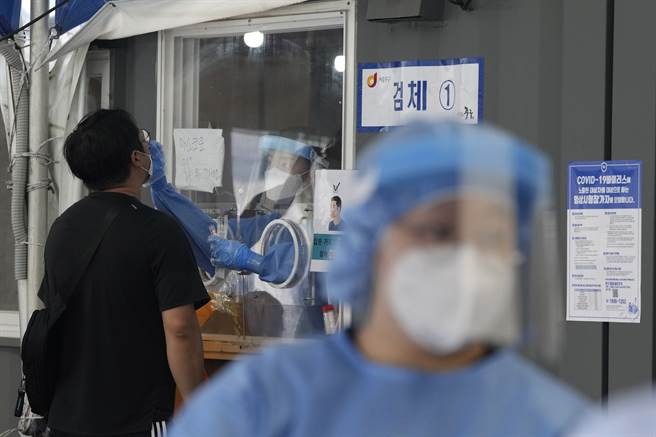 韓國遭逢境內最嚴重一波疫情，全國染疫人數因Delta變異株而持續增加。(圖／美聯社)