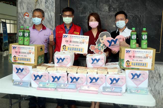有益钢铁22日到冈山农工疫苗接种站捐赠100个防疫爱心餐。（高巿府教育局提供）