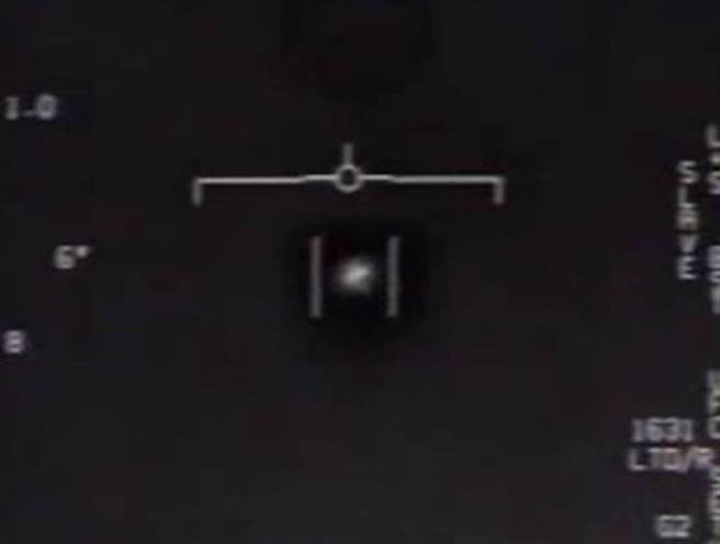 前美国情报官员爆料，五角大厦握有长达23分钟的「超清晰」不明飞行物（UFOs）影片，称画面中UFO的移动方式相当奇怪，连专家看了都忍不住惊嘆。（图／撷取自美国国防部公开的UFO影片）