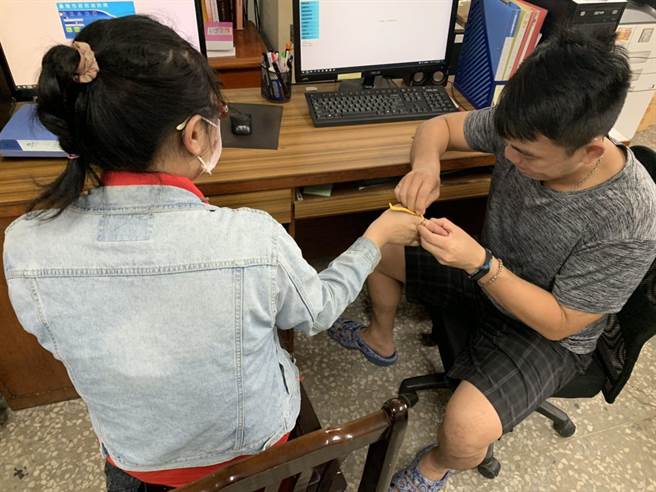 台南妇人戒指卡在食指上一星期，已经有肿胀破皮现象，向官田消防分队求救。（读者提供／刘秀芬台南报导）