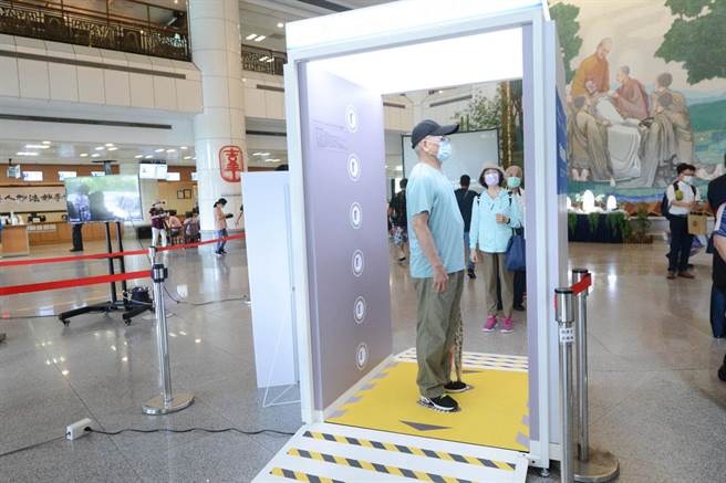 离院前通过抑菌舱仅需五秒钟，便能获得更全面的清消，乾乾净净的离开医院。（台北慈济医院提供）