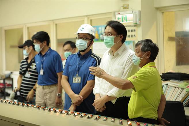 基隆市長林右昌前往堵南抽水站視察。（基隆市政府提供／陳彩玲基隆傳真）