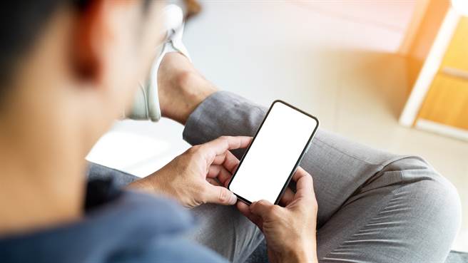 英國一名女子日前發現男友疑似外遇，登入男方IG查看訊息，意外發現他竟然有戀童癖。圖片為示意圖非本人。（圖／shutterstock）