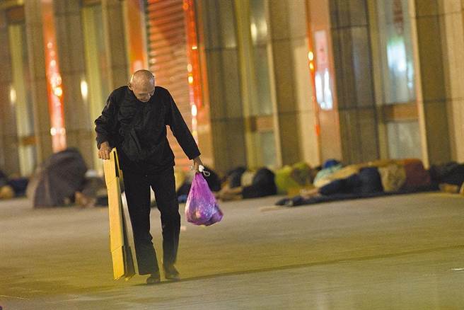 台北车站、艋舺公园街友将在今晚进行全面筛检，若为阴性即可入住街友避颱所（杜宜谙摄）