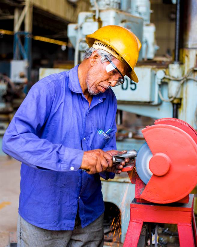 传统产业特性较为重视技术传承，会以专业技能为主要考量。（图/取自Unsplash）