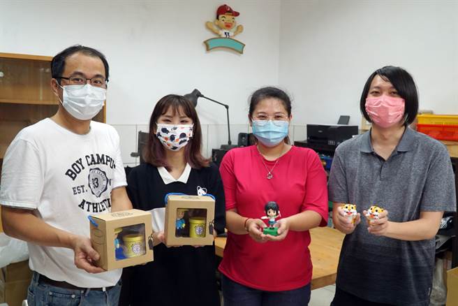 詹姆士梦工厂老板苏弘杰(左1)肯定大叶大学学生的表现。（图/大叶大学提供）