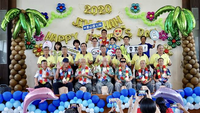 金山区模范父亲表扬改由区长到府献奖。图为去年模范父亲表扬。（金山区公所提供）