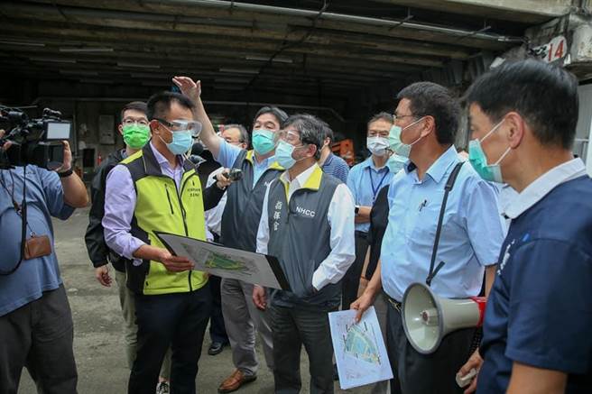 王必胜表示，在现场心里只想两件事，第一是赶快把疫情处理下来，第二是如何加强管理让类似事件不再发生。（图取自王必胜脸书）