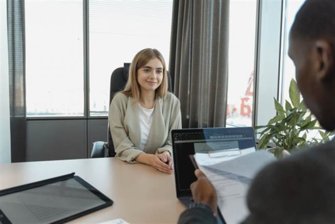 网友面对考公职跟台积电的选择时，网友一面倒要他这么做。（图/取自Pexels）