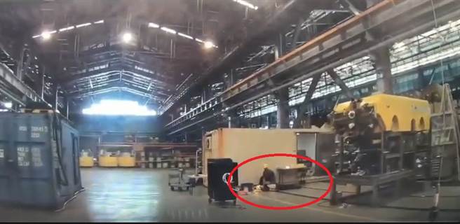 高捷北机厂22日下午传出触电意外，43岁研究员触电后倒地无呼吸心跳，送医抢救中。（翻摄照片／石秀华高雄传真）