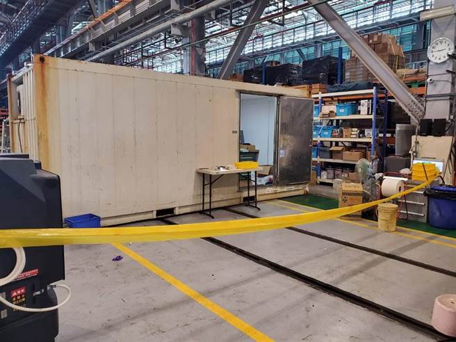 一名财团法人国家实验研究院台湾海洋科技研究中心男研究员22日下午在高雄捷运公司冈山区北机厂的场域发生触电意外，警方到场拉起封锁线。（翻摄照片／林瑞益高雄传真）