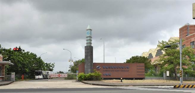 一名财团法人国家实验研究院台湾海洋科技研究中心男研究员22日下午在高雄捷运公司冈山区北机厂的场域发生触电意外。消防局人员将伤者送医。（林瑞益摄）