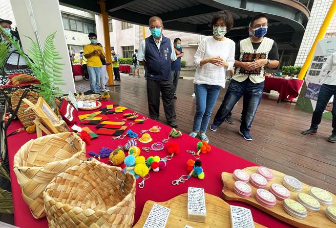 台东县长饶庆铃参观社区规画师培力计画成果展，期许种子社区在台东各角落成长。(庄哲权摄)