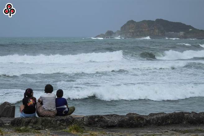 氣象局已發布烟花颱風海上警報，今、明日計有67船班取消。（本報資料照）