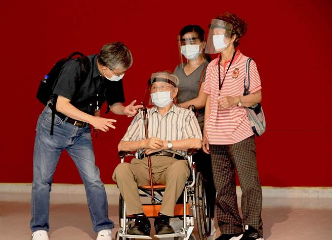 国美馆推出「赋形．舍像传神－陈银辉90艺术歷程」展览，展出陈银辉（中）150多件油画作品。（国美馆提供／陈淑芬台中传真）