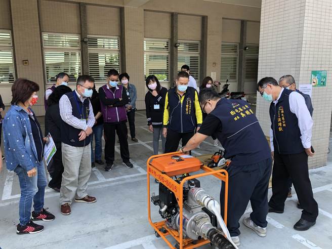 西屯區公所為迎戰烟花颱風，防救災機具平時由專業廠商定期保養。（西屯區公所提供）