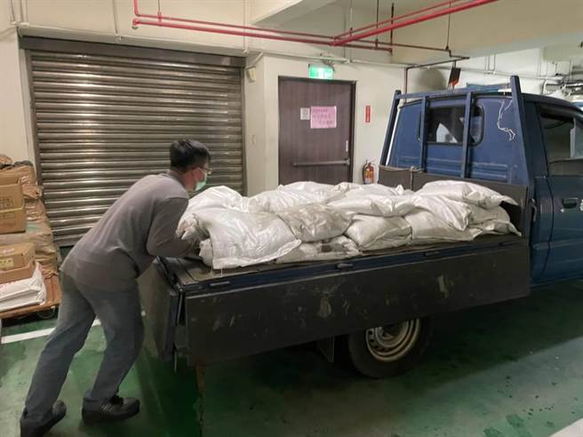 西屯公所開放申領沙包，市民朋友攜帶身分證或駕照至公所登記，一戶可領取10包。（西屯區公所提供）