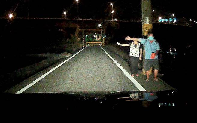 日前凌晨时分，民眾报案疑是失智老妇人，在田间小路迷路，雾峰分局万丰派出所员警到场协助，民眾向警方招手。（雾峰分局提供／黄国峰台中传真）