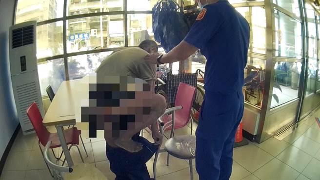 老翁没穿裤子呆坐路边，暖警借裤给他穿协助返家。(警方提供／吕筱蝉桃园传真)