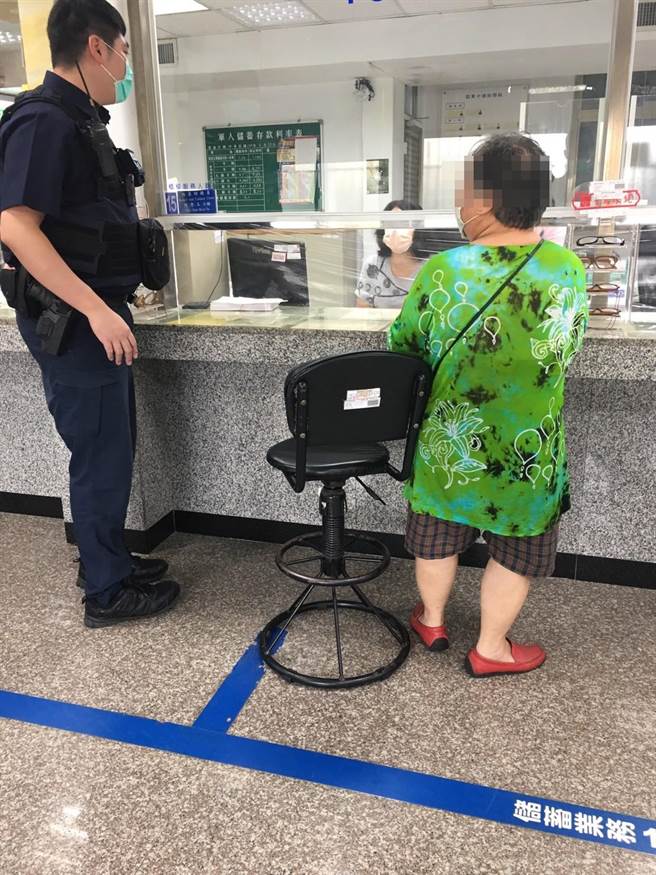 妇人银行提领鉅款，员警暖心主动护钞。(警方提供／吕筱蝉桃园传真)