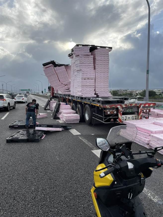 貨車掉落散落物大部分為粉紅色保麗龍及紙盒，後方還有1輛黃牌重型機車。（讀者提供／張妍溱台中傳真）