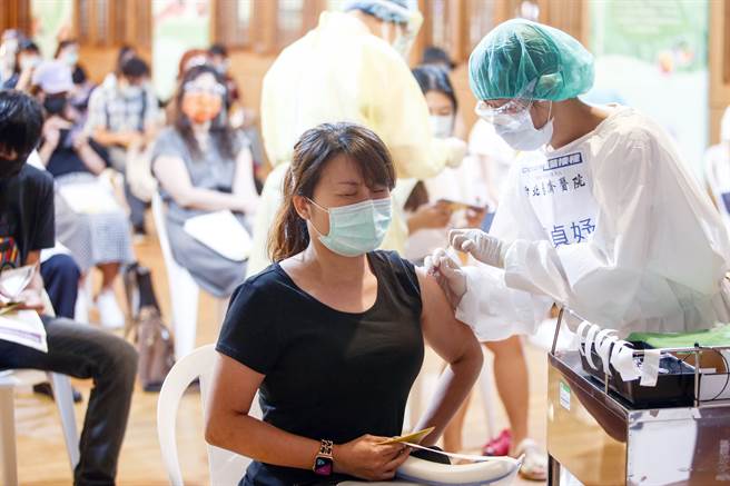 全台疫苗施打率提升，不少人都对疫苗副作用有感，一位女网友坦言「饿到根本睡不着」，引起眾人共鸣。图为22日慈济中和静思堂施打站民眾接种疫苗情形。（资料照/邓博仁摄）