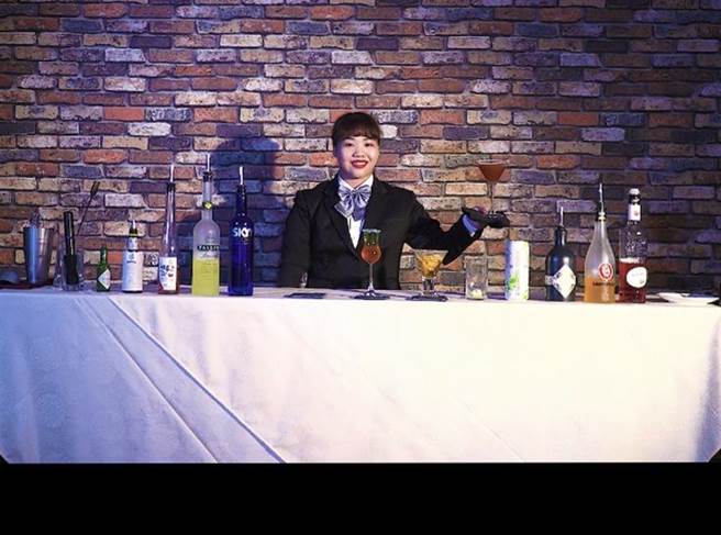 龙华科大观休系蔡胜芳现场调制3款风味调酒，层次丰富荣获「动态调酒组」金牌。（校方提供）