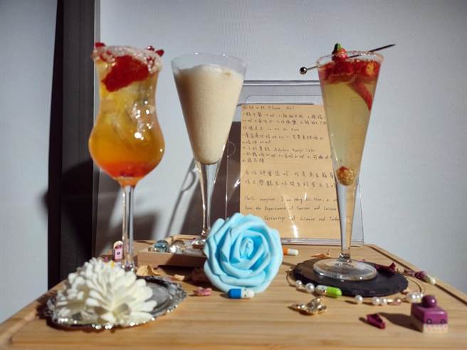 王姵涵作品「她 SHE」诉尽女子一生，同样荣获「动态调酒组」金牌。（校方提供）