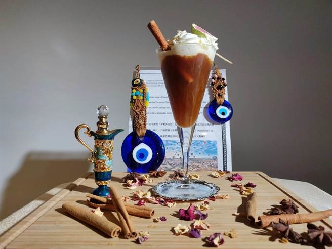 锺涓涓咖啡调酒作品「Cappadocia卡帕多奇亚」荣获金牌。（校方提供）