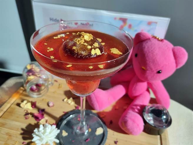 老师林奕慬咖啡调酒作品「藏心 嚐新Hide Heart! Novel!」荣获金牌。（校方提供）