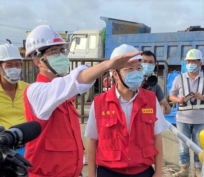 高雄市长陈其迈（前左）22日到冈山区嘉兴里五甲尾滞洪池视察。（高雄市水利局提供／林瑞益高雄传真）