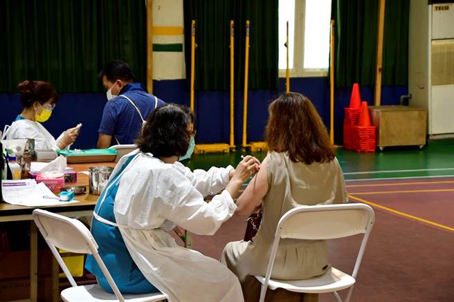 为了鼓励民眾踊跃接种新冠疫苗，中央宣布6月7日起打疫苗不必负担任何费用，基层诊所只剩下每剂100元注射费补助可领，其他补助补贴都没说清楚，1个多月下来已让不少基层诊所「冻未条」跳脚爆气。（谢琼云摄）