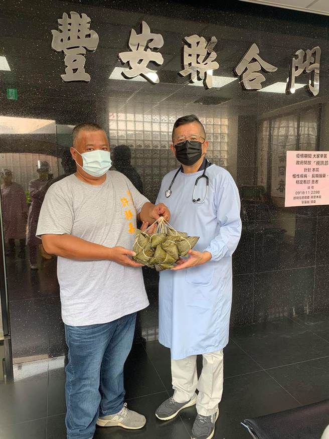 彰化县医师公会前理事长蔡明忠（右），现为鹿港丰安诊所院长，6月下旬以来在诊所外搭棚架，服务来接种疫苗的民眾，也纷纷收到各界「挺医护」的各项爱心物资、餐饮。（摘自蔡明忠医师脸书 /谢琼云彰化传真）
