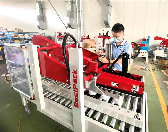 參與天珩機械訓練的雙軌訓練生，透過職場訓練習得機械專業技能。（勞動部提供／劉秀芬台南傳真）