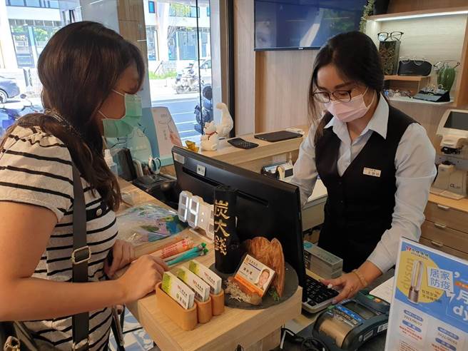 今年雙軌計畫畢業生王靜婷(右)，獲企業加薪留用晉升為儲備幹部。（勞動部提供／劉秀芬台南傳真）