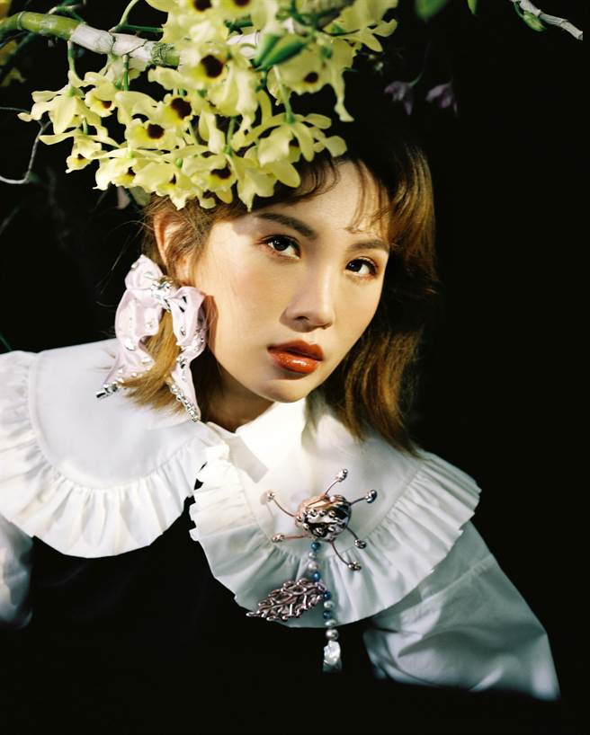 魏如萱美照登上美国纽约时代广场高楼巨型萤幕。（何乐音乐提供）