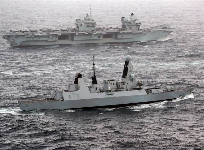 英国海军6艘45型驱逐舰中，仅剩下「防卫者号」能够执行作战任务。图为「伊丽莎白女王号」与「防卫者号」。（图／英国皇家海军脸书）